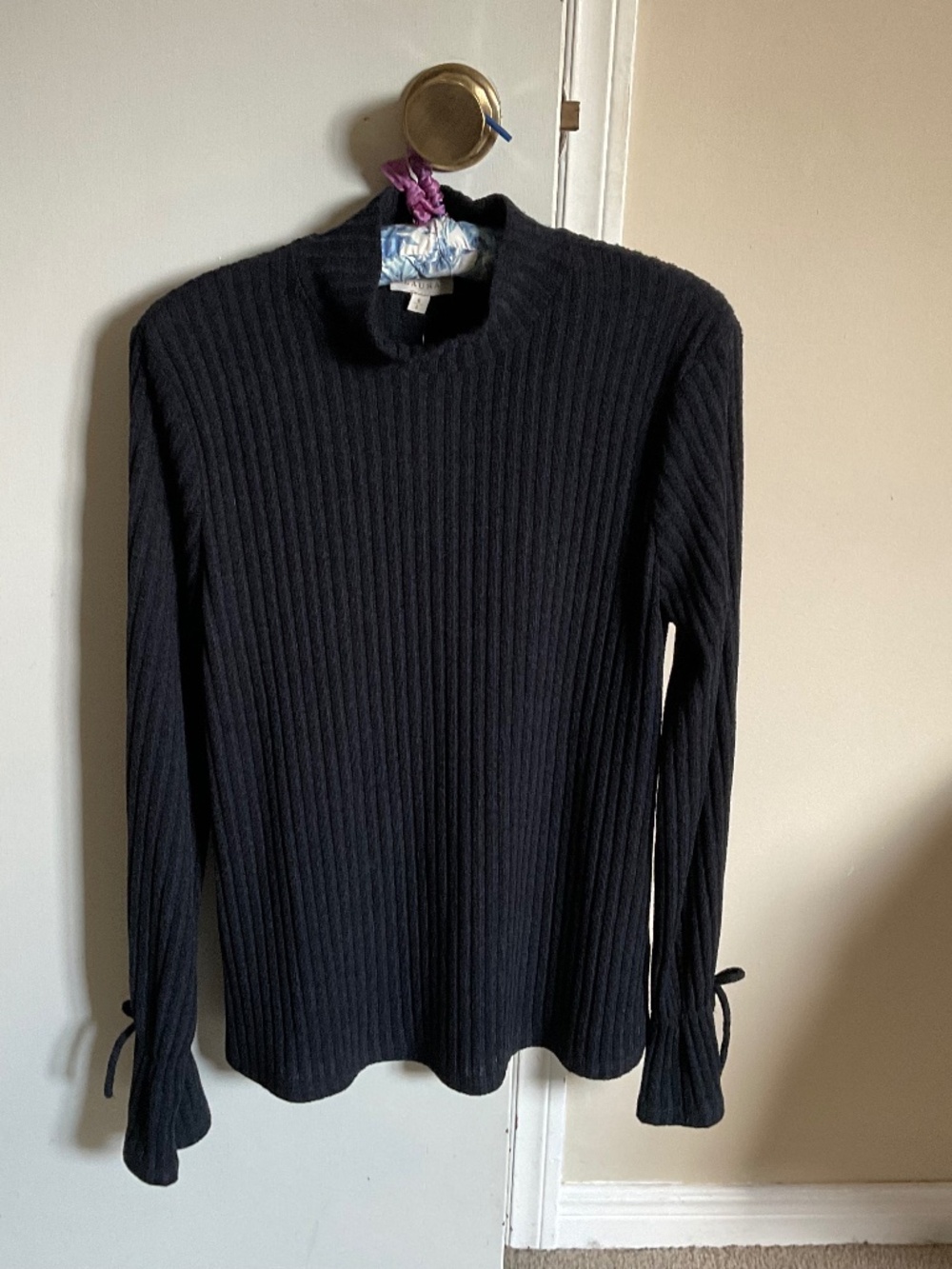 NWT Laura long sleeve knit size large.